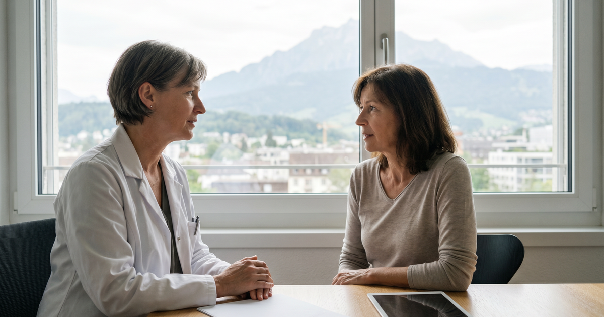 Ärztin in Schweizer Praxis berät Frau in den Wechseljahren zu medizinischer Cannabis-Therapie