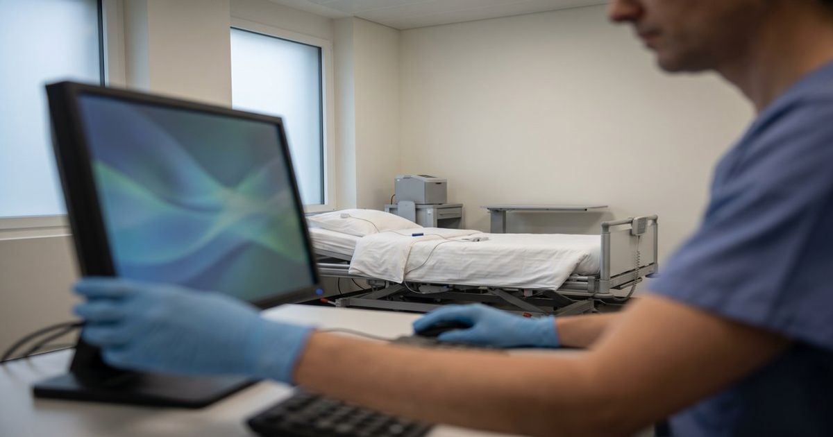 Ärztin in einer Schweizer Praxis bespricht mit einem Patienten die mögliche Anwendung von medizinischem Cannabis zur Behandlung von Schlafstörungen